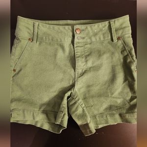 d. Jeans green shorts
